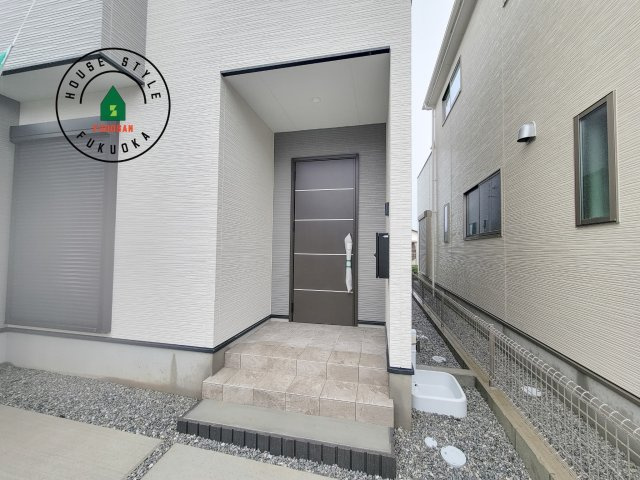 春日市白水ヶ丘2丁目第2-2棟（1号棟）の玄関|おでかけの時も帰った時も、「我が家」を最初に感じでもらえる素敵な空間に。