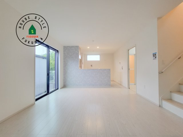 春日市白水ヶ丘2丁目第2-2棟（1号棟）の居間・リビング|キッチンからリビングをしっかり確認できます。家族の笑顔があふれる空間になりそうですね。