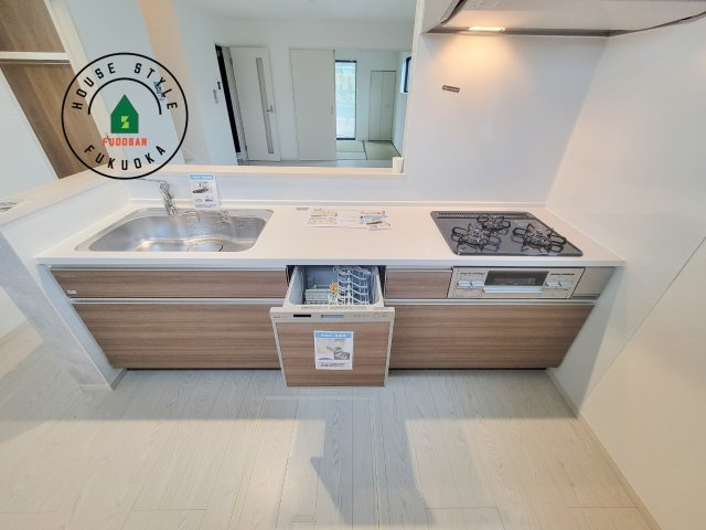 春日市白水ヶ丘2丁目第2-2棟（1号棟）のキッチン|ご家族を近くに感じられる対面キッチンのLDK。会話もはずみそうですね。