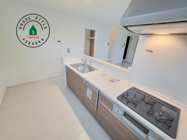 春日市白水ヶ丘2丁目第2-2棟（1号棟）のキッチン|ダイニングテーブルへの配膳がラクラク、お料理はかどるカウンター付きシステムキッチン！