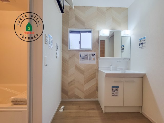 春日市白水ヶ丘2丁目第2-2棟（2号棟）の脱衣所|ゆとりの洗面スペースで朝の身支度もスムーズに。暮らしを快適に変えるシャワー付洗面台です！