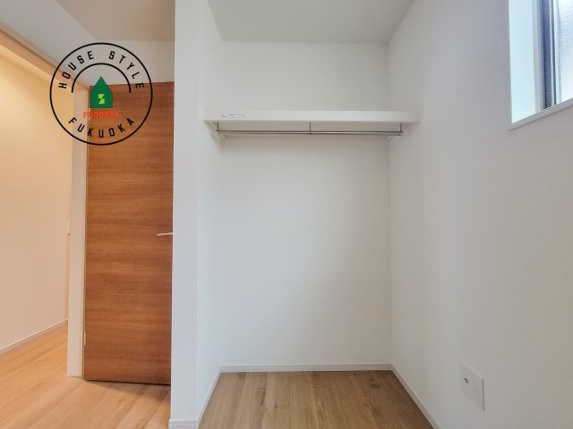 春日市白水ヶ丘2丁目第2-2棟（2号棟）の収納|洋服や大きな荷物が多い方や人数の多いご家族などは、一般的なクローゼットよりもウォークインクローゼットのほうが使い勝手が良いです。