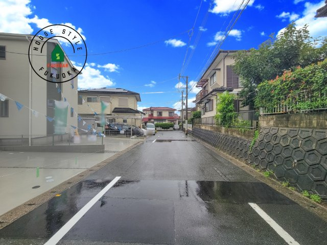 春日市白水ヶ丘2丁目第2-2棟（2号棟）の前面道路含む現地写真|前面道路です。