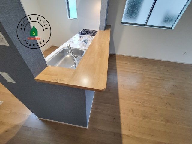 春日市白水ヶ丘2丁目第2-2棟（2号棟）のダイニング|キッチンから立ち込める香りが今日の料理を期待させます。