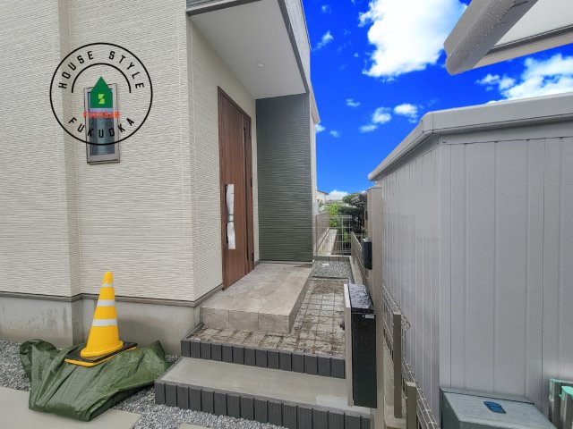 春日市白水ヶ丘2丁目第2-2棟（2号棟）の玄関|おでかけの時も帰った時も、「我が家」を最初に感じでもらえる素敵な空間に。