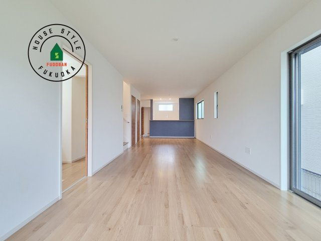 春日市白水ヶ丘2丁目第2-2棟（2号棟）の居間・リビング|キッチンからリビングをしっかり確認できます。家族の笑顔があふれる空間になりそうですね。