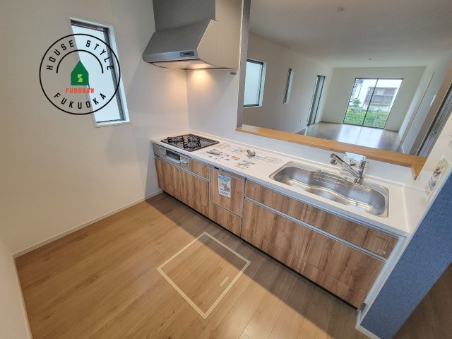 春日市白水ヶ丘2丁目第2-2棟（2号棟）のキッチン|ダイニングテーブルへの配膳がラクラク、お料理はかどるカウンター付きシステムキッチン！