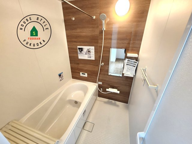 福岡市城南区友丘4丁目第1-3棟（2号棟）の内観：施工例|1日の疲れを癒してくれる広々バスルーム。雨の日のお洗濯にも大活躍な浴室乾燥機付です！