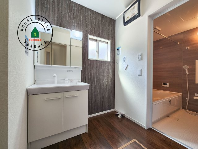 糟屋郡志免町片峰中央4丁目第1-2棟（1号棟）の脱衣所|ゆとりの洗面スペースで朝の身支度もスムーズに。暮らしを快適に変えるシャワー付洗面台です！