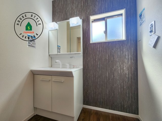 糟屋郡志免町片峰中央4丁目第1-2棟（1号棟）の独立洗面台|毎日使うものだから清潔な空間を保ちたい水回り。洗面にはそんな願いを解消させてくれる収納アイデアが満載です。三面鏡の裏側にはキャビネットが現れ小物から背の高い物まで収納できます。