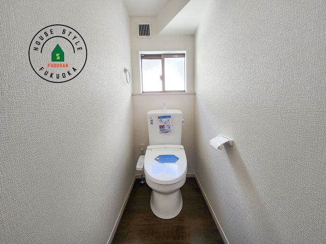 糟屋郡志免町片峰中央4丁目第1-2棟（1号棟）のトイレ|温水洗浄便座を完備しております。2ヶ所にトイレがあるのは朝の慌ただしい時間も安心です。