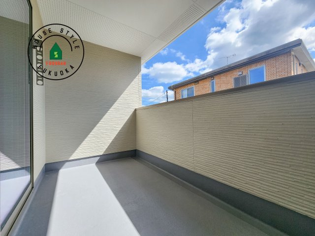 糟屋郡志免町片峰中央4丁目第1-2棟（1号棟）のバルコニー|風をしっかりと感じられるバルコニーでは、毎日が洗濯日和です。広々としているので洗濯も楽しくなるでしょうし、気分転換にバルコニーからの眺めを楽しむのもいいでしょう。