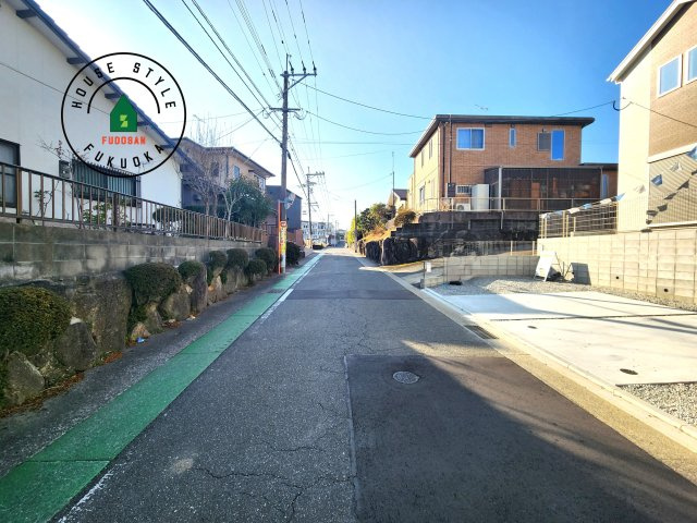 糟屋郡志免町片峰中央4丁目第1-2棟（1号棟）の前面道路含む現地写真|前面道路は閑静な住宅地をはしる車通りの少ない道路。お車の出し入れが苦手なママや小さなお子様にも安心ですね。しっかり舗装もされているので、ベビーカーや自転車で通っても快適に通行できます。