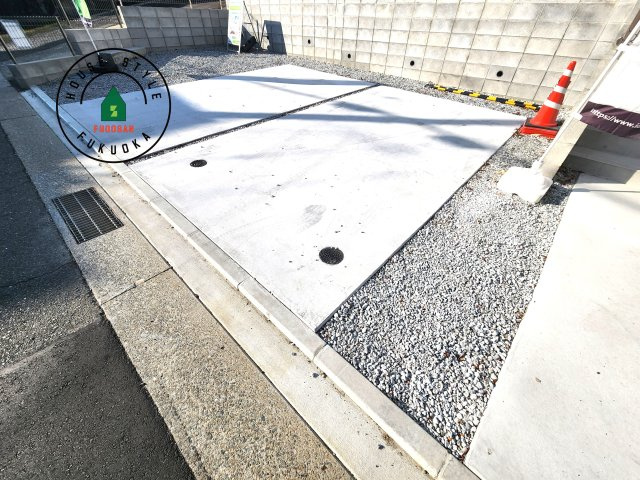 糟屋郡志免町片峰中央4丁目第1-2棟（1号棟）の駐車場|広々した駐車場になります。3台並列駐車となります。