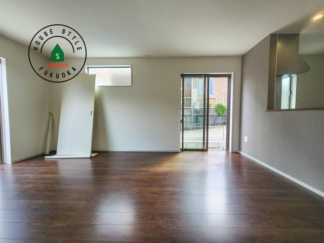 糟屋郡志免町片峰中央4丁目第1-2棟（1号棟）の居間・リビング|ご家族を近くに感じられる対面キッチンのLDK。会話もはずみそうですね。