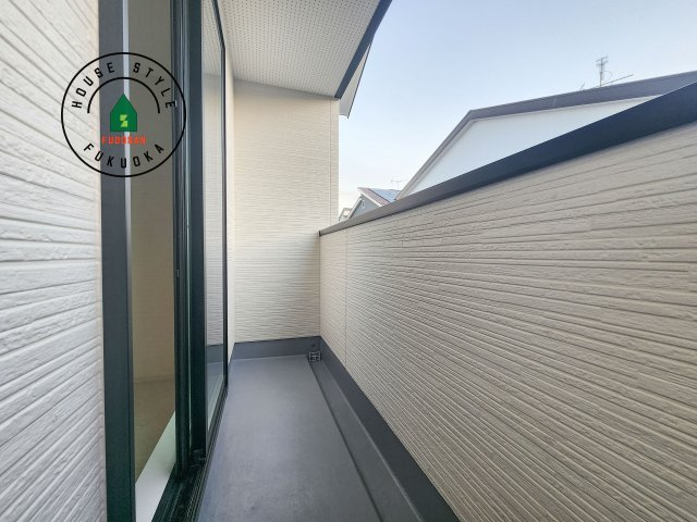 糟屋郡篠栗町和田3丁目第2-2棟（2号棟）のバルコニー|風をしっかりと感じられるバルコニーでは、毎日が洗濯日和です。広々としているので洗濯も楽しくなるでしょうし、気分転換にバルコニーからの眺めを楽しむのもいいでしょう。