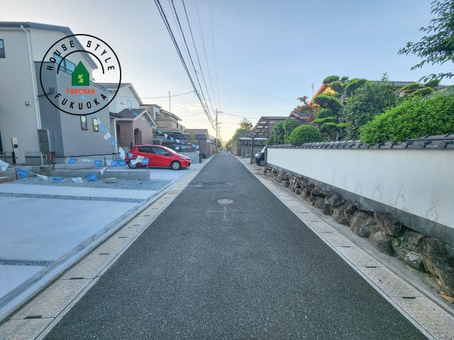 糟屋郡篠栗町和田3丁目第2-2棟（2号棟）の前面道路含む現地写真|前面道路は閑静な住宅地をはしる車通りの少ない道路。お車の出し入れが苦手なママや小さなお子様にも安心ですね。しっかり舗装もされているので、ベビーカーや自転車で通っても快適に通行できます。