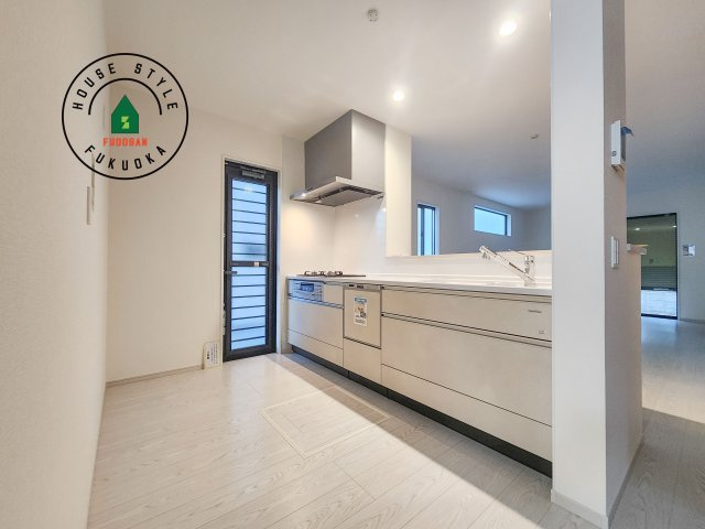 糟屋郡篠栗町和田3丁目第2-2棟（2号棟）のキッチン|キッチン。グリル・食器洗い乾燥機・浄水器も完備。