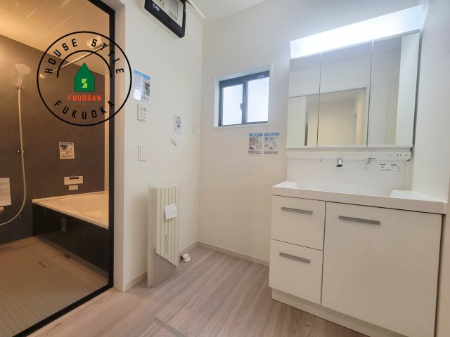 糟屋郡篠栗町和田4丁目第2-3棟（3号棟）の脱衣所|ゆとりの洗面スペースで朝の身支度もスムーズに。暮らしを快適に変えるシャワー付洗面台です！