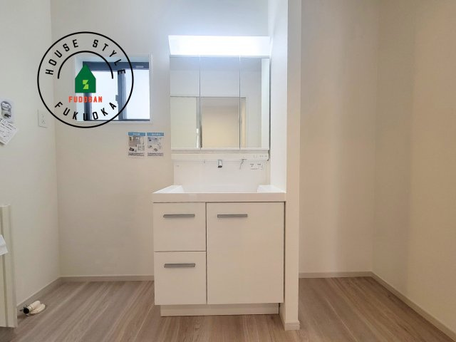 糟屋郡篠栗町和田4丁目第2-3棟（3号棟）の独立洗面台|毎日使うものだから清潔な空間を保ちたい水回り。洗面にはそんな願いを解消させてくれる収納アイデアが満載です。三面鏡の裏側にはキャビネットが現れ小物から背の高い物まで収納できます。