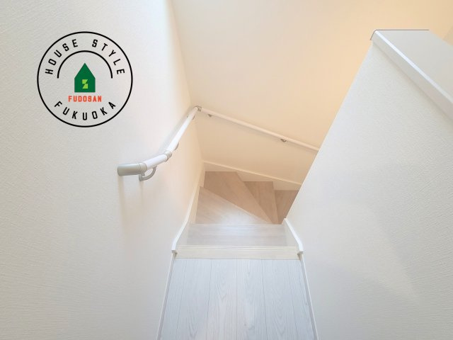 糟屋郡篠栗町和田4丁目第2-3棟（3号棟）の内装|＜手すり付階段＞手すりがないと階段の昇り降りで危険なことはもちろん、壁に手をつきながら歩くことで壁紙が汚れやすくなります。すべての方に快適に昇り降りしていただくため、手すりを設置しました。