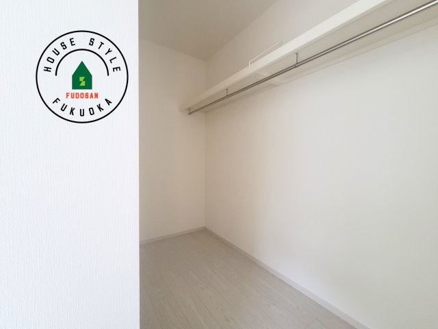 糟屋郡篠栗町和田4丁目第2-3棟（3号棟）の収納|洋服や大きな荷物が多い方や人数の多いご家族などは、一般的なクローゼットよりもウォークインクローゼットのほうが使い勝手が良いです。