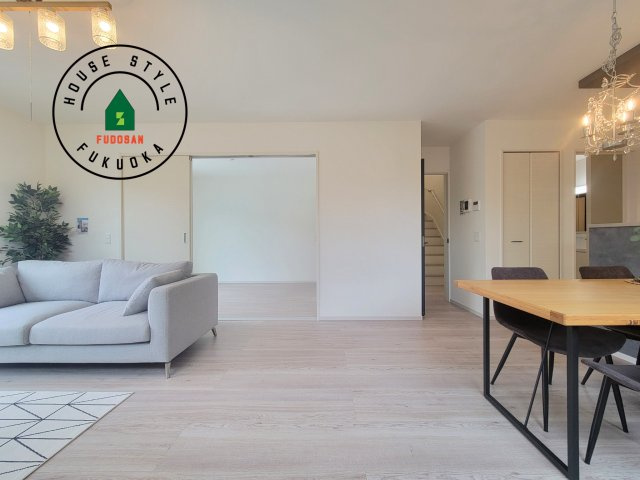 糟屋郡篠栗町和田4丁目第2-3棟（3号棟）の居間・リビング|明るく開放的なリビングダイニングは豊かな陽光が注ぎ込み、やすらぎの空間を演出してくれます。ご家族で楽しいひとときをお過ごし下さい。※家具はCGを合成したものです。