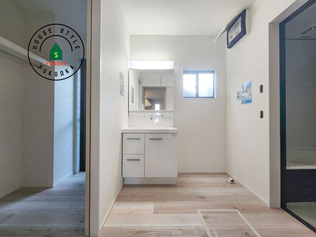 福岡市南区若久6丁目第9-2棟（2号棟）の内観：施工例|ゆとりの洗面スペースで朝の身支度もスムーズに。暮らしを快適に変えるシャワー付洗面台です！