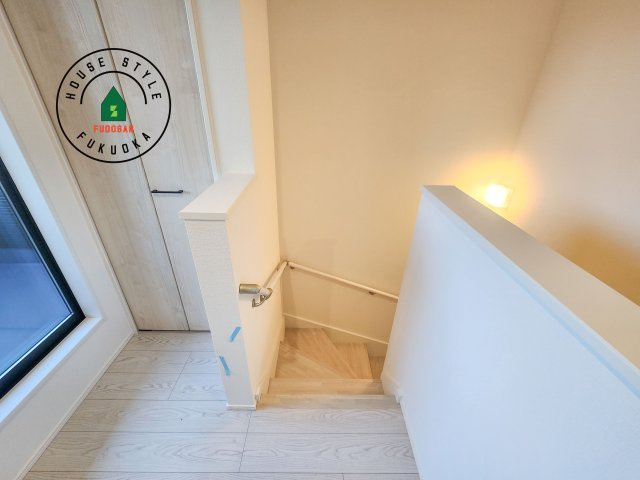 福岡市南区若久6丁目第9-2棟（2号棟）の内観：施工例|階段からも明るい光が入ります。採光や通風も階段の重要な役割です。