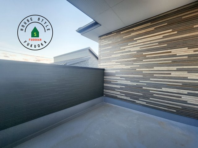 福岡市南区若久6丁目第9-2棟（2号棟）の外観：施工例|風をしっかりと感じられるバルコニーでは、毎日が洗濯日和です。広々としているので洗濯も楽しくなるでしょうし、気分転換にバルコニーからの眺めを楽しむのもいいでしょう。