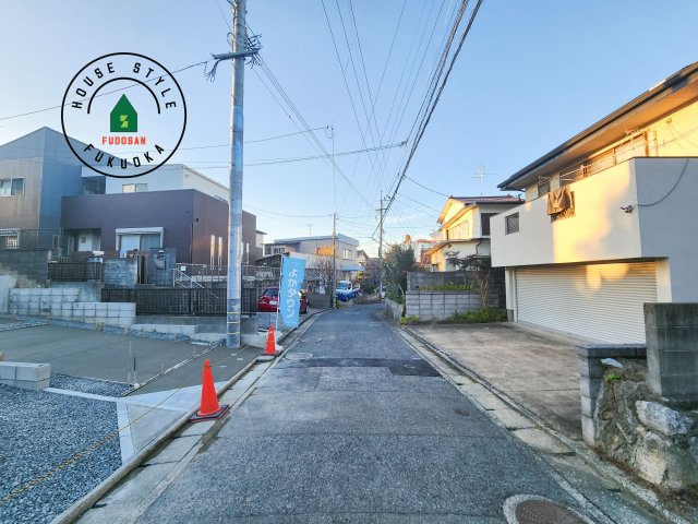 福岡市南区若久6丁目第9-2棟（2号棟）の前面道路含む現地写真|前面道路は閑静な住宅地をはしる車通りの少ない道路。お車の出し入れが苦手なママや小さなお子様にも安心ですね。しっかり舗装もされているので、ベビーカーや自転車で通っても快適に通行できます。