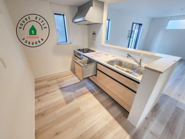 福岡市南区若久6丁目第9-2棟（2号棟）の内観：施工例|ダイニングテーブルへの配膳がラクラク、お料理はかどるカウンター付きシステムキッチン！