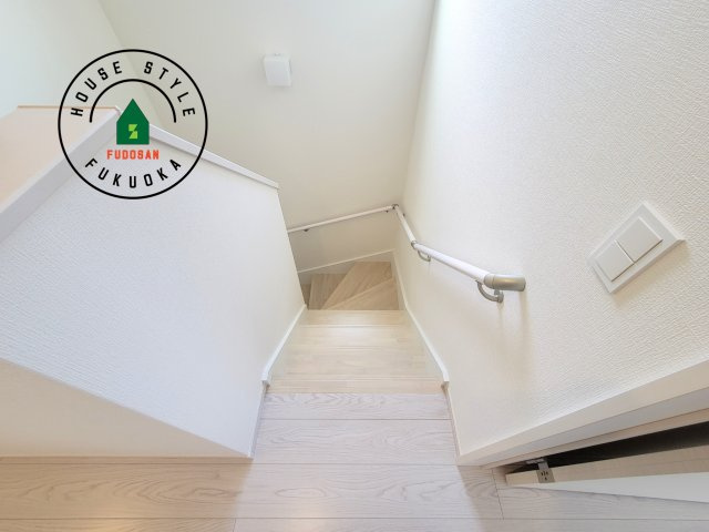 福岡市南区柏原1丁目第12-2棟（2号棟）の内装|＜手すり付階段＞手すりがないと階段の昇り降りで危険なことはもちろん、壁に手をつきながら歩くことで壁紙が汚れやすくなります。すべての方に快適に昇り降りしていただくため、手すりを設置しました。
