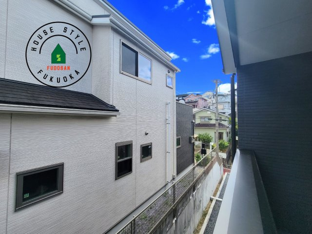 福岡市南区柏原1丁目第12-2棟（2号棟）の展望|窓から緑が見える物件も魅力的です。