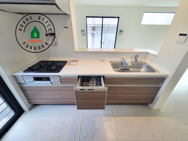 福岡市南区柏原1丁目第12-2棟（2号棟）のキッチン|ご家族を近くに感じられる対面キッチンのLDK。会話もはずみそうですね。
