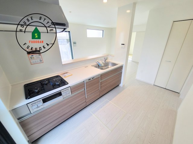 福岡市南区柏原1丁目第12-2棟（2号棟）のキッチン|ダイニングテーブルへの配膳がラクラク、お料理はかどるカウンター付きシステムキッチン！