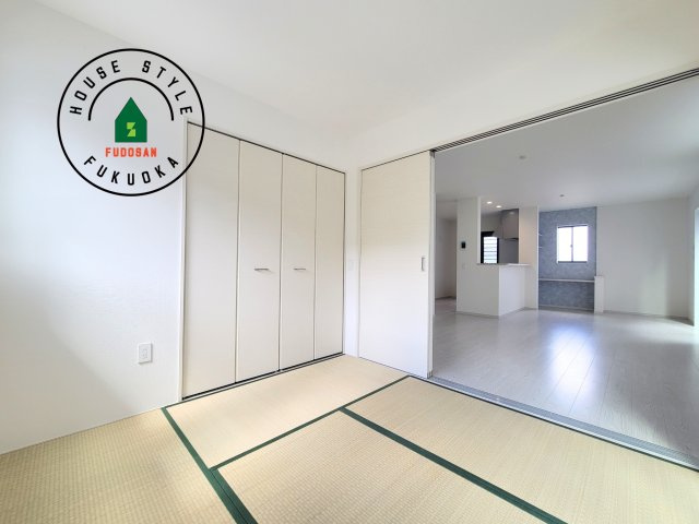 福岡市南区柏原1丁目第12-2棟（2号棟）の和室|和室を上手に活用すると暮らし方の幅が広がります。例えば普段は開け放して、子供の小さいうちはお昼寝や遊びのスペースに。畳はソフトなので転んでもケガをしにくく安心です