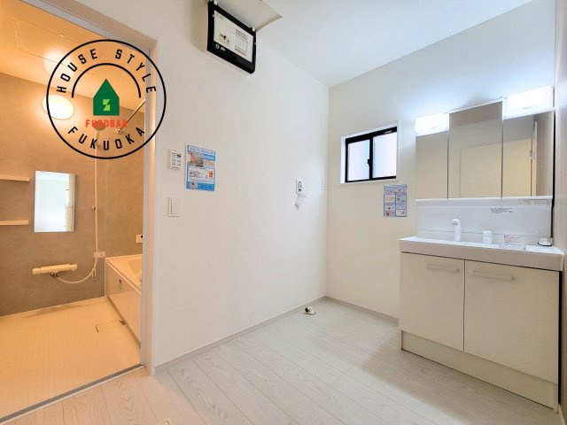 福岡市南区和田2丁目第1-2棟（2号棟）の脱衣所|ゆとりの洗面スペースで朝の身支度もスムーズに。暮らしを快適に変えるシャワー付洗面台です！