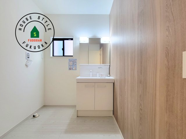 福岡市南区和田2丁目第1-2棟（2号棟）の独立洗面台|毎日使うものだから清潔な空間を保ちたい水回り。洗面にはそんな願いを解消させてくれる収納アイデアが満載です。三面鏡の裏側にはキャビネットが現れ小物から背の高い物まで収納できます。