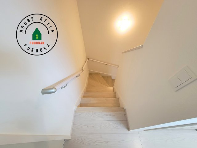 福岡市南区和田2丁目第1-2棟（2号棟）の内装|＜手すり付階段＞手すりがないと階段の昇り降りで危険なことはもちろん、壁に手をつきながら歩くことで壁紙が汚れやすくなります。すべての方に快適に昇り降りしていただくため、手すりを設置しました。