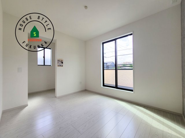 福岡市南区和田2丁目第1-2棟（2号棟）の寝室|主寝室には収納力に優れたクローゼットがありますので、お部屋もすっきり片付きます。