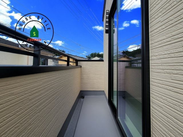 福岡市南区和田2丁目第1-2棟（2号棟）のバルコニー|風をしっかりと感じられるバルコニーでは、毎日が洗濯日和です。広々としているので洗濯も楽しくなるでしょうし、気分転換にバルコニーからの眺めを楽しむのもいいでしょう。