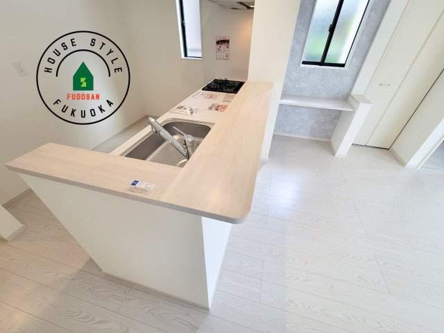 福岡市南区和田2丁目第1-2棟（2号棟）のダイニング|キッチンから立ち込める香りが今日の料理を期待させます。