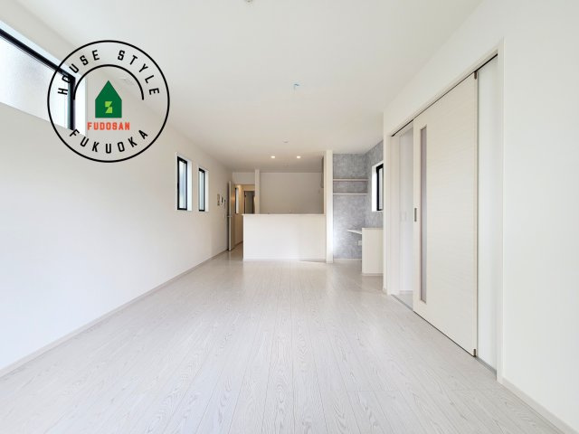 福岡市南区和田2丁目第1-2棟（2号棟）の居間・リビング|キッチンからリビングをしっかり確認できます。家族の笑顔があふれる空間になりそうですね。