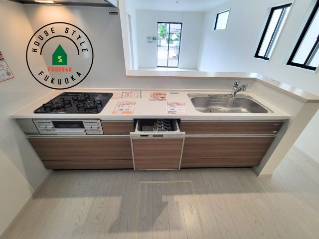 福岡市南区和田2丁目第1-2棟（2号棟）のキッチン|ご家族を近くに感じられる対面キッチンのLDK。会話もはずみそうですね。