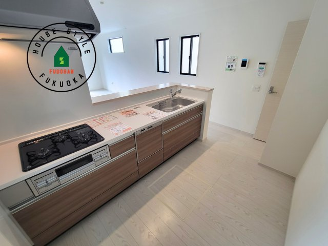福岡市南区和田2丁目第1-2棟（2号棟）のキッチン|ダイニングテーブルへの配膳がラクラク、お料理はかどるカウンター付きシステムキッチン！