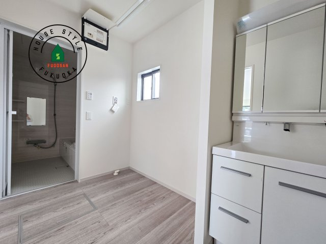 福岡市南区曰佐5丁目第2-4棟（1号棟）の脱衣所|ゆとりの洗面スペースで朝の身支度もスムーズに。暮らしを快適に変えるシャワー付洗面台です！