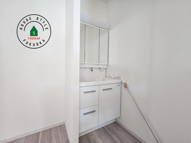 福岡市南区曰佐5丁目第2-4棟（1号棟）の独立洗面台|毎日使うものだから清潔な空間を保ちたい水回り。洗面にはそんな願いを解消させてくれる収納アイデアが満載です。三面鏡の裏側にはキャビネットが現れ小物から背の高い物まで収納できます。