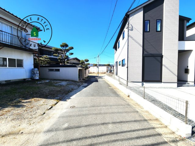 福岡市南区曰佐5丁目第2-4棟（1号棟）の前面道路含む現地写真|前面道路は閑静な住宅地をはしる車通りの少ない道路。お車の出し入れが苦手なママや小さなお子様にも安心ですね。しっかり舗装もされているので、ベビーカーや自転車で通っても快適に通行できます。