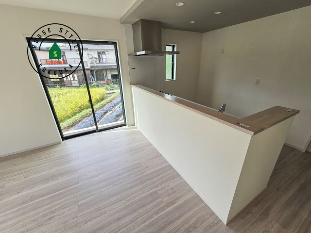 福岡市南区曰佐5丁目第2-4棟（1号棟）のダイニング|キッチンから立ち込める香りが今日の料理を期待させます。